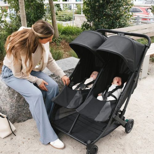 bebes recien nacidos descansando comodamente en la silla de paseo gemelar uppababy minu duo